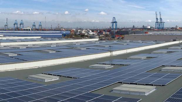 Urbasolar installe des panneaux photovoltaïques sur le toit d'un entrepôt de Médiaco Energie