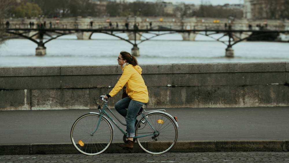 Les Parisiens se déplacent désormais davantage à vélo qu’en voiture