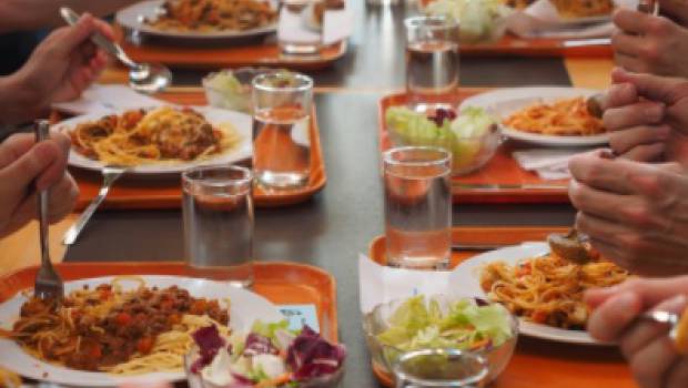 Trop de viande dans les cantines selon Greenpeace