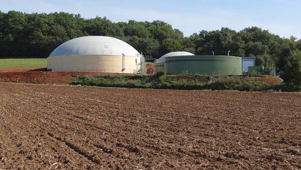 GRDF et un couple d'agriculteurs laitiers vendéens signent un contrat d'injection de biométhane