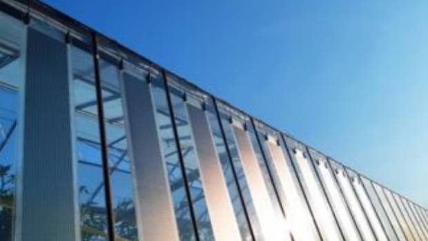 Armor et Eiffage énergie systèmes installent un film photovoltaïque sur des serres agricoles