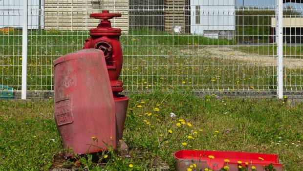 Le poteau incendie sous haute surveillance