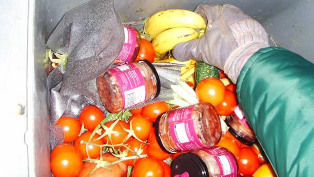La lutte contre le gaspillage alimentaire est étendue à la restauration collective privée et à l'industrie agroalimentaire