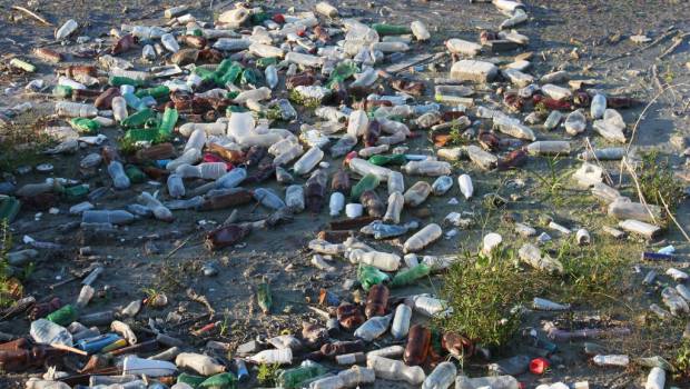 Le pétrolier Eni se lance dans le recyclage chimique des plastiques