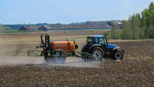 Dérogations aux distances d'épandage de pesticides : 9 ONG déposent deux recours devant le Conseil d'Etat