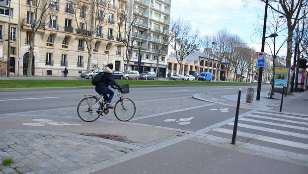 Vélos et voitures : comment choisir entre séparation et mixité des trafics ?