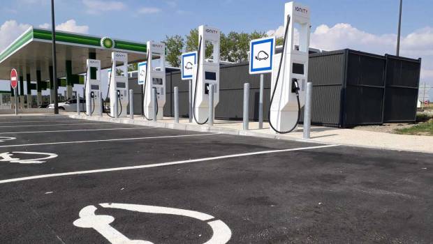 L’État promet l'installation des bornes de recharge sur les aires d'autoroute d'ici 2023