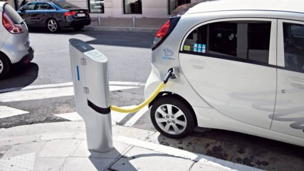 Recharge des véhicules électriques en France : des signaux au vert