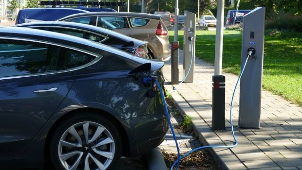 Carrefour proposera une offre complète de bornes de recharge électrique à l’horizon 2023