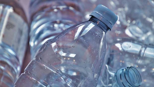 Des bouteilles en plastique 100 % recyclées grâce à des enzymes 