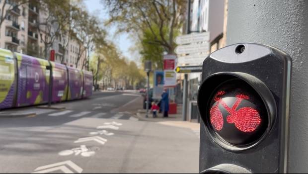 Un feu de signalisation innovant pour sécuriser les cyclistes à Lyon