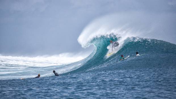 Des surfeurs équipés de capteurs pour mesurer leur exposition aux polluants chimiques