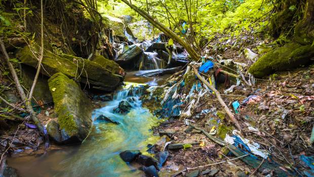 Une application mobile pour dévoiler les origines des déchets plastiques  