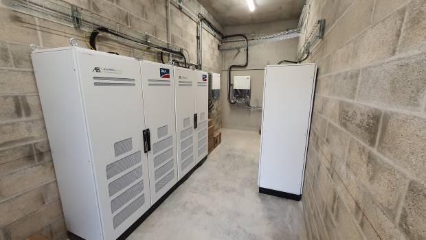 Un entrepôt logistique équipé de modules de stockage lithium