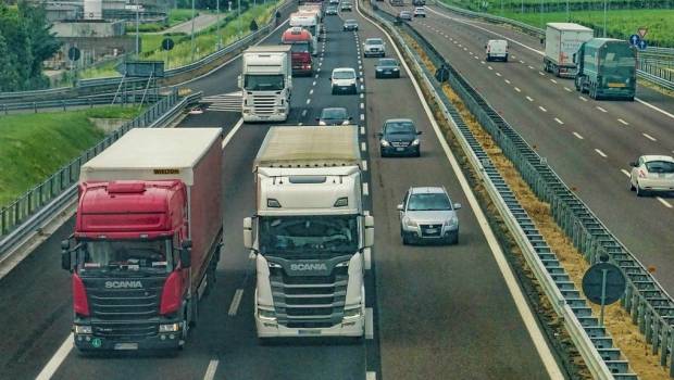 Le gouvernement mobilise 65 millions d’euros pour assurer la transition du transport routier  