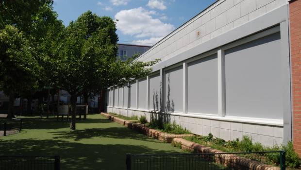 Poissy équipe 15 écoles de protections solaires