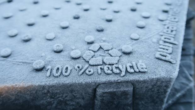 Un revêtement routier perméable fabriqué à partir de déchets plastiques