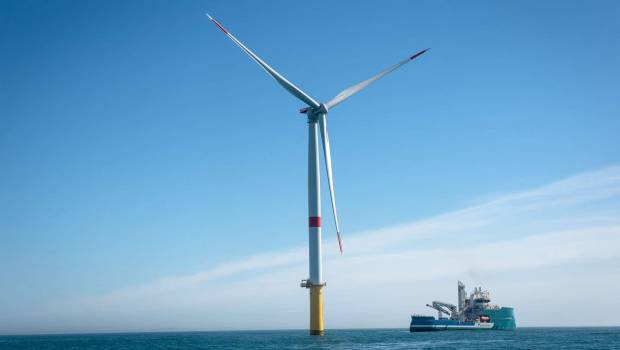 Saint-Nazaire : la première éolienne en mer de France prend le vent