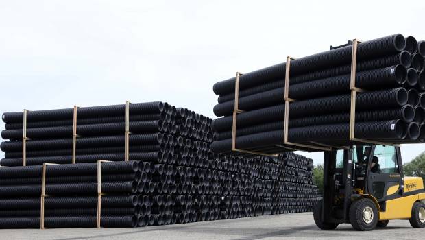 Créhen pose des tubes annelés en polyéthylène recyclé