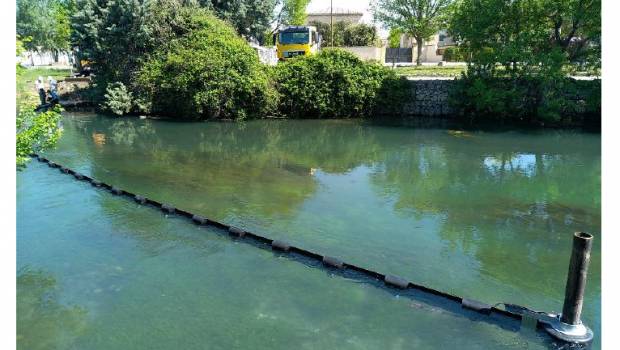 Un barrage flottant piège les déchets sur la Sorgue