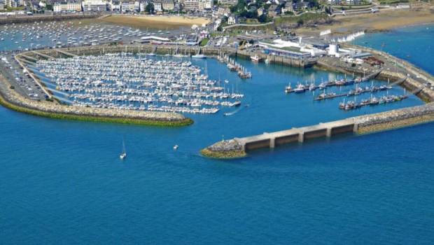La Bretagne expérimente la première digue portuaire productrice d’énergie au monde  