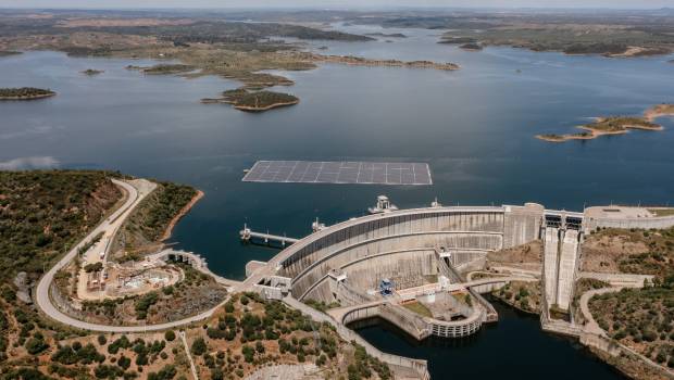 Energia solar flui sobre uma central hidroelétrica em Portugal