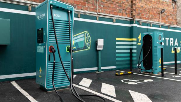 Quatre points de charge rapide de véhicules électriques à Ecully  