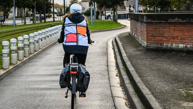 Paris Habitat met des vélos pliants électriques à disposition de ses employés