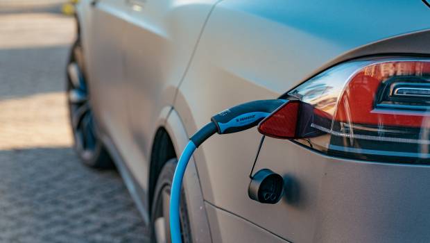 Bornes de recharge électrique : UFC-Que Choisir dénonce des « aberrations tarifaires »