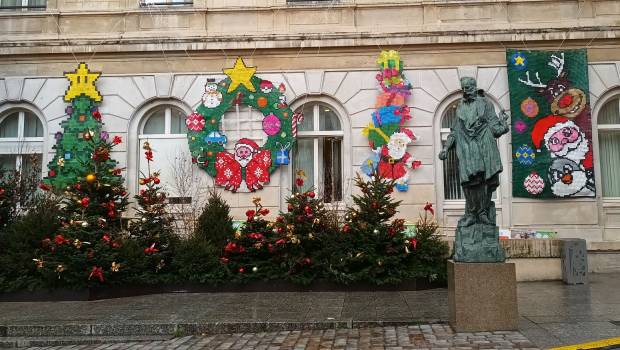 Paris : la mairie du XVème décorée avec dix œuvres géantes en bouchons plastique