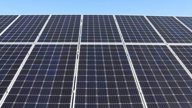 Veolia transforme ses sites de stockage de déchets en centrales solaires