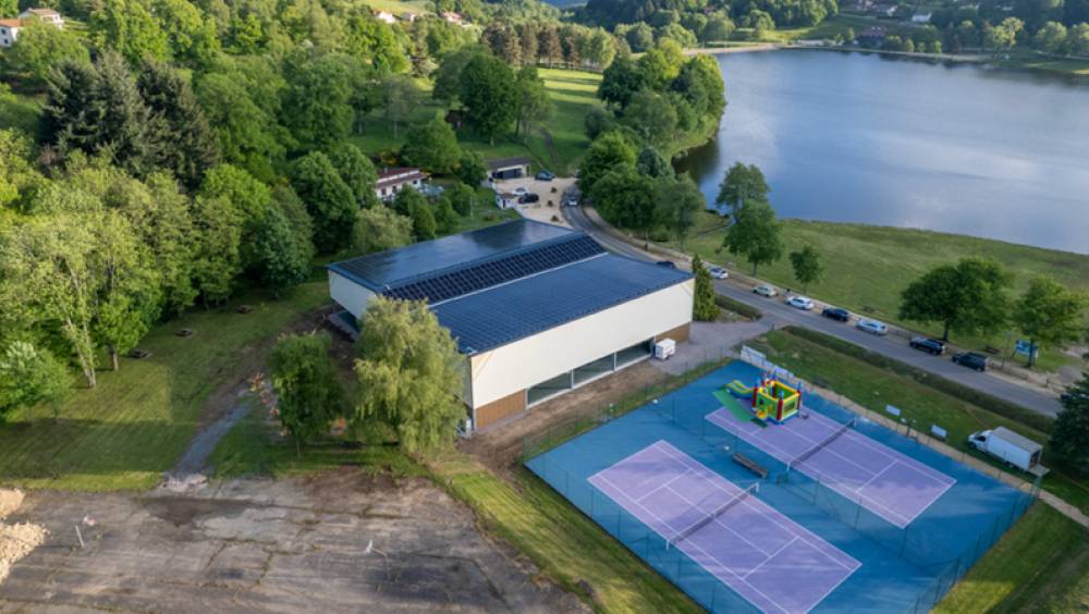 Saint-Rémy-sur-Durolle inaugure le premier centre de padel solaire de France
