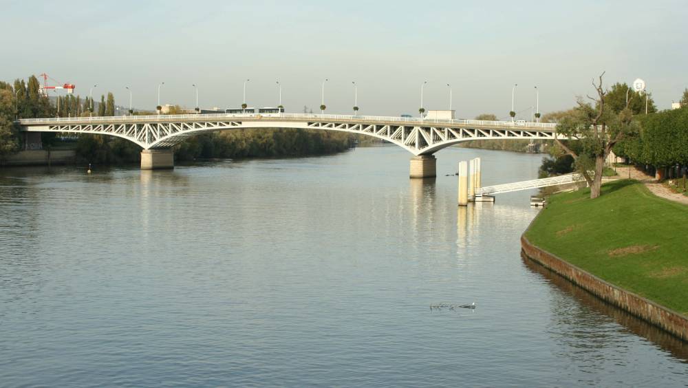 A Poissy, une nouvelle canalisation sous le pont