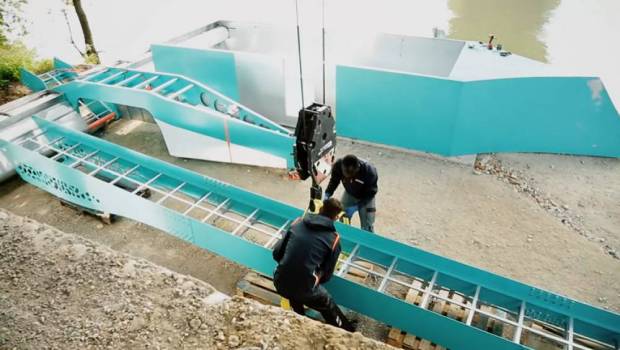 Toulouse inaugure le Vortex, un barrage flottant pour intercepter les déchets fluviaux